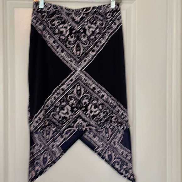 Beautiful Venus skirt. Longer in the front and shorter in the back. - Picture 2 of 5